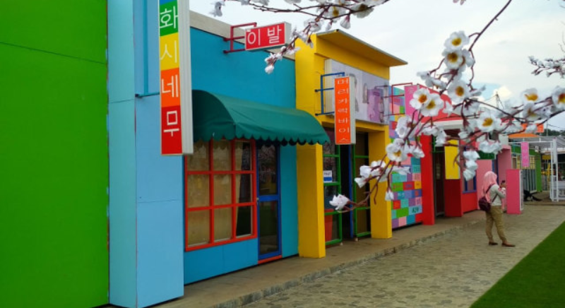 Wisata lokal rasa internasional, mengunjungi penjuru dunia di taman bunga celosia.