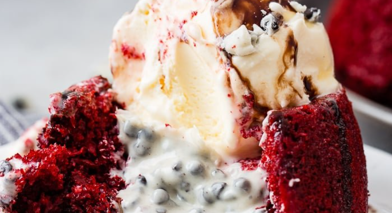 Ice cream cake red velvet buatan rumah, dengan rasa menggugah selera.