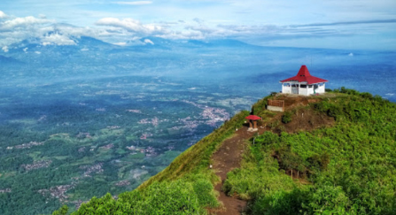Gunung Andong di Kecamatan Ngablak, Kabupaten Magelang, Jateng. 