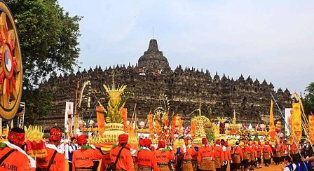 Sejumlah umat Budha mengikuti kirab saat prosesi kirab Waisak 2563 BE/2019 di kawasan Candi Borobudur, Magelang, Jawa Tengah, Sabtu (18/5/2019).