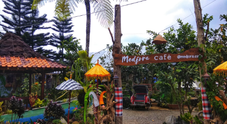 Gerbang masuk Medjora Cafe. 