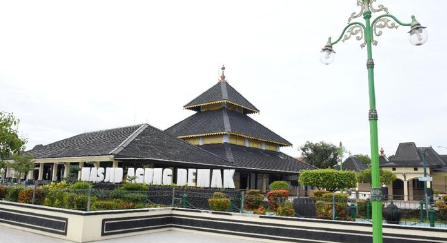 Tampak depan Masjid Agung Demak di Demak, Jawa Tengah. 