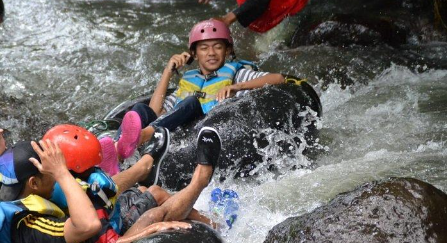 Wisatawan saat menikmati wahana wisata River Tubing Watu Kapu