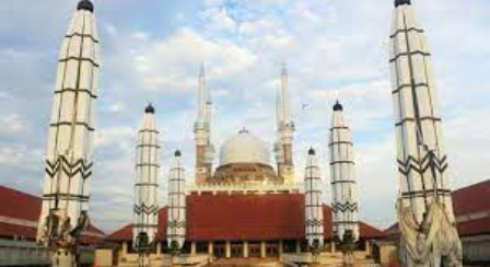 Masjid bersejarah beda masa di kota Semarang yakni Masjid Agung Jawa Tengah (MAJT).
