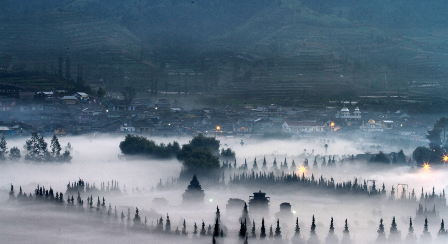 Kompleks Candi di Desa Wisata Dieng Kulon, Banjarnegara, yang kerap tertutup kabut.