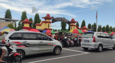 Suasana keramain warga saat berburu takjil dan makanan sembari Ngabuburit di Taman Makam Pahlawan Tanjung Nirwana, Purwokerto