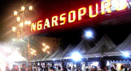 Ngarsopuro Night Market yang buka setiap malam di Solo. 