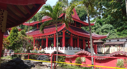 Klenteng Sam Poo Kong merupakan perpaduan budaya Tionghoa dengan adat Jawa. Struktur candinya pun didominasi oleh warna merah tua dengan gaya tradisio