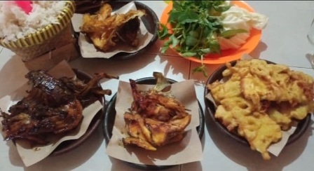  Bebek Goreng Pak Thori merupakan salah satu rekomendasi kuliner yang wajib dikunjungi. Warung makan ini menyajikan menu special bebek goreng dan baka