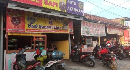 Street Food yang berlokasi di Jalan Raya Beringin Tambakaji Kecamatan Ngaliyan ini hampir tidak pernah sepi dari pengunjung.  Para pedagang kaki lima 