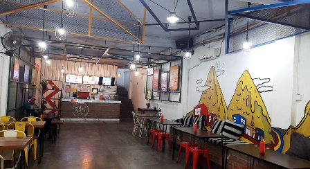 Panties Pizza terletak di Jalan Pleburan Barat No.38A, depan indomaret Pleburan Kota Semarang.