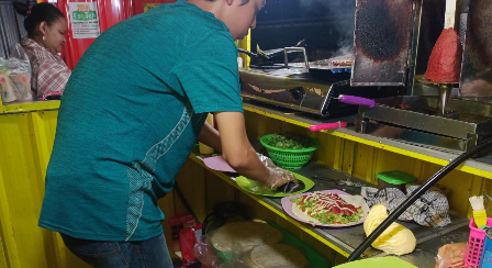 Kebab Baik 1 terletak di jalan Raya Beringin Tambakaji, Kecamatan Ngaliyan, Kota Semarang.
