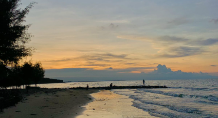 Pemandangan Senja di Pantai Caruban