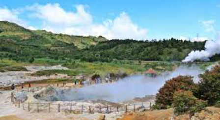 Kawah Sikidang menyuguhkan panorama yang memiliki ciri khasnya sendiri, yaitu berupa kawah yang terdapat lumpur panas dan mengeluarkan asap vulkasnik.