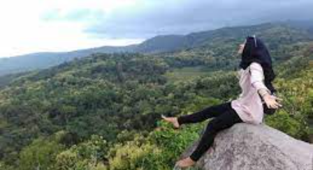 Dengan adanya batu itu wisatawan dapat melihat keindahan alam hamparan sawah yang hijau, pesisir pantai utara Jawa dan kota rembang.