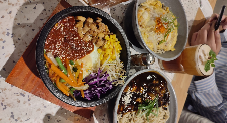 3 menu yang dipesan yaitu Bibimbap, Jjajangmyeon, dan Moza Katsu Ramyeon