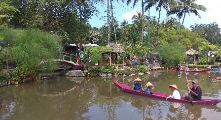 Naik Perahu di Danau Kampung Banyumili