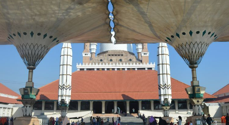 gambar payung raksasa di Masjid Agung Jawa Tengah