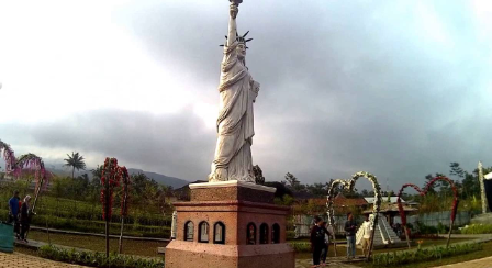 Miniatur Patung Liberty di Small World Purwokerto
