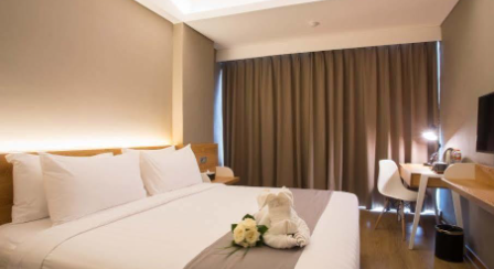 Rasakan kenyamanan tiada tara di Kamar Deluxe King Allstay Hotel Semarang. Dihiasi dengan sentuhan modern, setiap detail dirancang untuk membuat Anda 