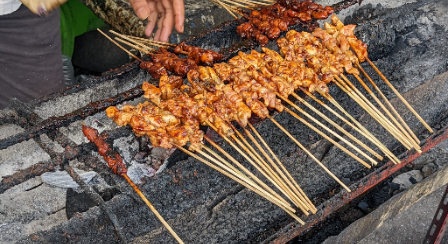 Bagi pecinta kuliner yang berkunjung ke Bandungan, Semarang, Sate Kelinci Pak Narso adalah salah satu destinasi wajib. Warung sate ini terletak di are