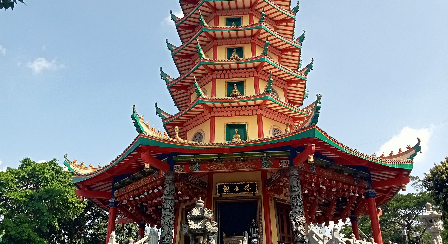 Bagunan Pagoda Avalokitesvara yang menjadi ikon dari Vihara Buddhagaya Watugong