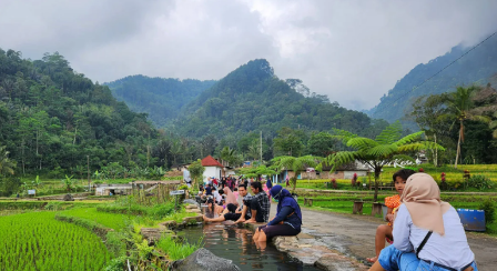 Wisatawan yang sedang menikmati terapi ikan di kolam alami Kalikesek