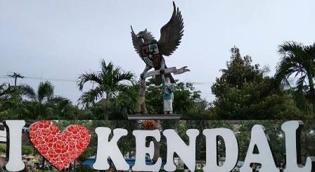 Patung garuda di Taman Garuda dan tulisan atau ikon I Love Kendal