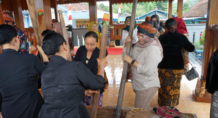 ilustrasi Klothek Lesung alat musik dari penumbuk padi