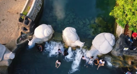 Segarnya berenang di alam terbuka di Sendang Keongan!