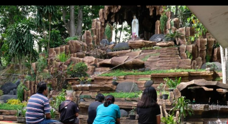 pengunjung sedang berada di depan patung Bunda Maria Ratu 