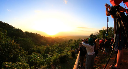 Punthuk Setumbu ketika sunrise