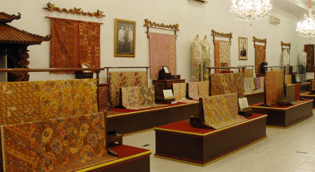 Koleksi Batik di Museum Danar Hadi