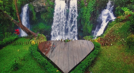 Temukan momen romantis di Curug Jenggala, air terjun cinta yang memikat dengan keindahan alamnya!