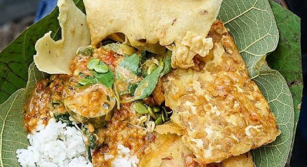 Nikmati Enaknya Nasi Pecel Pincuk 