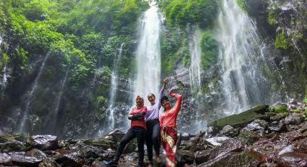 Pengunjung berswafoto di Wisata Curug Lawe