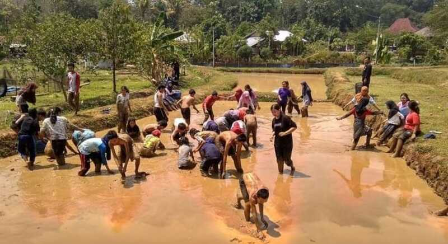 Pengunjung bermain di Desa Wisata Kandri