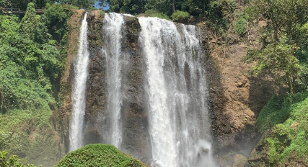 Derasnya aliran air, sejuknya udara, dan indahnya pemandangan hanya di Curug Sewu Kendal 