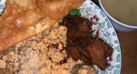 Semangkuk Bakmi Serangkai dengan Topping Komplit