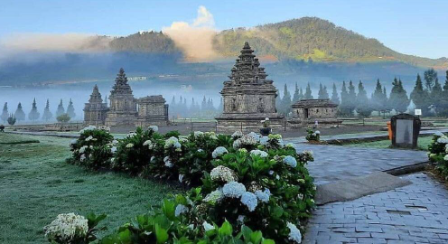 Golden Sunrise di Bukit Sikunir, Dataran Tinggi Dieng