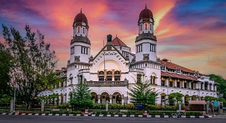 lawang sewu yang menjadi tempat pertunjukan teater lawang sewu yang menjadi tempat pertunjukan teater