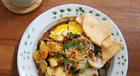 Perpaduan tahu goreng, gimbal udang, dan saus kacang gurih khas Semarang yang tak lekang oleh waktu. Perpaduan tahu goreng, gimbal udang, dan saus kacang gurih khas Semarang yang tak lekang oleh waktu.