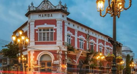 Kawasan Kota Lama Semarang menawarkan pemandangan unik perpaduan antara sejarah, seni, dan modernitas di tengah pusat kota. Kawasan Kota Lama Semarang menawarkan pemandangan unik perpaduan antara sejarah, seni, dan modernitas di tengah pusat kota.