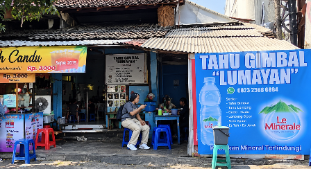 Tahu Gimbal, salah satu kuliner khas yang populer di Kota Semarang.