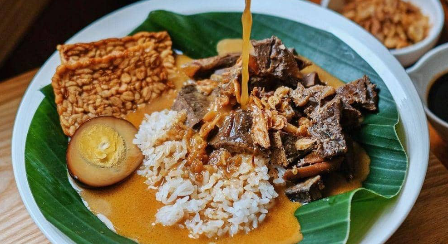 Nasi Gandul Pak Memet dengan kuah gurih dan pilihan lauk khas Pati di Kota Semarang.