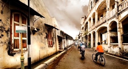 Kawasan Kota Tua Lasem di Kabupaten Rembang menyimpan berbagai bangunan bersejarah dan jejak perpaduan budaya Jawa serta Tionghoa.