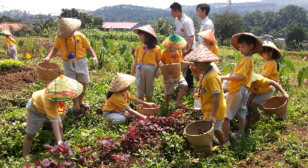Kebun Wisata Edukasi Kendal menawarkan suasana alam sekaligus pengalaman belajar tentang lingkungan dan aktivitas pertanian.