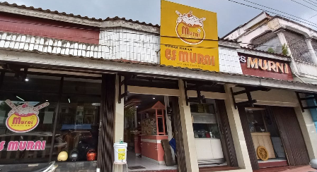 Aneka sajian es di Es Murni Magelang yang telah menjadi kuliner legendaris sejak 1962.