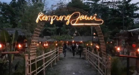 Nyore tipis-tipis di Kampung Jawi ??? Kalau lagi cari tempat buat santai sore sambil kulineran, Kampung Jawi bisa jadi pilihan. Suasana tradisional Ja