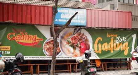 Soto Gading 1 Solo dikenal dengan kuah bening gurih dan suwiran ayam kampung yang menjadi ciri khasnya.